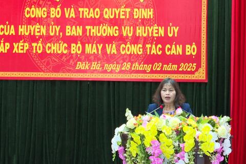 Huyện Đăk Hà công bố và trao Quyết định về tinh gọn bộ máy
